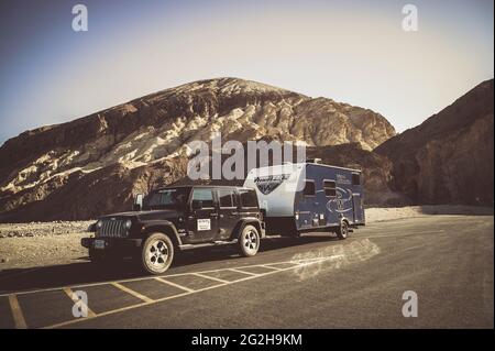 Jeep und Caravan im Death Valley National Park, Kalifornien, USA Stockfoto