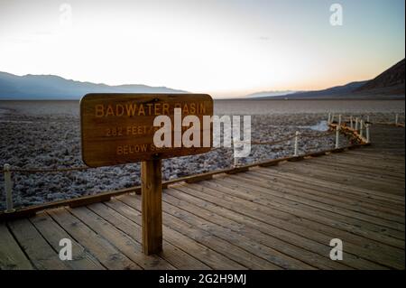 Badwater Basin - 282 Fuß / 85,5 m unter dem Meeresspiegel - im südlichen Bereich des Death Valley National Park, Kalifornien, USA Stockfoto