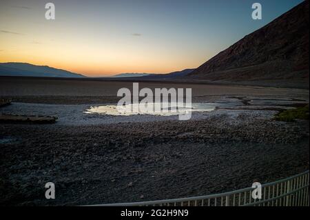 Badwater Basin - 282 Fuß / 85,5 m unter dem Meeresspiegel - im südlichen Bereich des Death Valley National Park, Kalifornien, USA Stockfoto