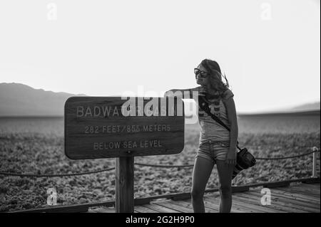 Badwater Basin - 282 Fuß / 85,5 m unter dem Meeresspiegel - im südlichen Bereich des Death Valley National Park, Kalifornien, USA Stockfoto