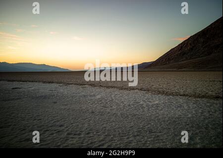 Badwater Basin - 282 Fuß / 85,5 m unter dem Meeresspiegel - im südlichen Bereich des Death Valley National Park, Kalifornien, USA Stockfoto