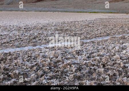 Badwater Basin - 282 Fuß / 85,5 m unter dem Meeresspiegel - im südlichen Bereich des Death Valley National Park, Kalifornien, USA Stockfoto