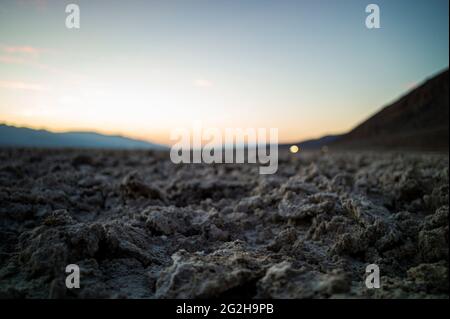 Badwater Basin - 282 Fuß / 85,5 m unter dem Meeresspiegel - im südlichen Bereich des Death Valley National Park, Kalifornien, USA Stockfoto