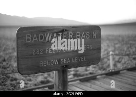 Badwater Basin - 282 Fuß / 85,5 m unter dem Meeresspiegel - im südlichen Bereich des Death Valley National Park, Kalifornien, USA Stockfoto