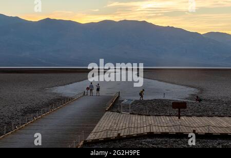 Badwater Basin - 282 Fuß / 85,5 m unter dem Meeresspiegel - im südlichen Bereich des Death Valley National Park, Kalifornien, USA Stockfoto