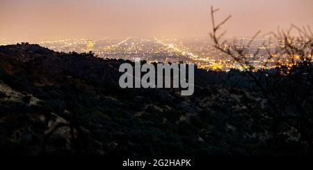 Blick vom berühmten Griffith Observatory Museum auf die Hollywood Hills in Los Angeles, Kalifornien, USA Stockfoto