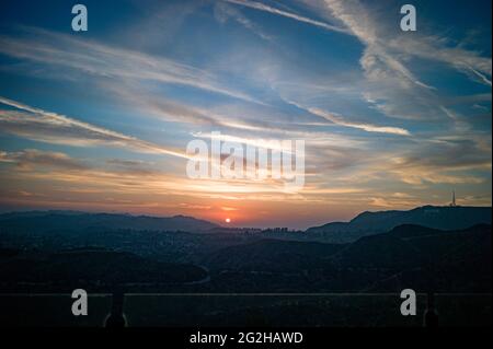 Blick vom berühmten Griffith Observatory Museum auf die Hollywood Hills in Los Angeles, Kalifornien, USA Stockfoto