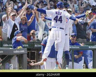 Chicago, Usa. Juni 2021. Chicago Cubs Anthony Rizzo (44) feiert am Freitag, den 11. Juni 2021, seinen 6. Heimlauf gegen die St. Louis Cardinals mit Joc Pederson (24) im Wrigley Field. Die Chicago Cubs konnten zum ersten Mal seit dem 22. September 2019 Fans mit einer Kapazität von 100% im Wrigley Field beherbergen, was auch gegen die Cardinals war. Die Chicago Cubs besiegten die St. Louis Cardinals 8-5. Foto von Mark Black/UPI Credit: UPI/Alamy Live News Stockfoto