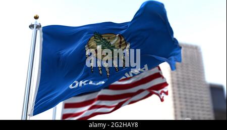 Die Flaggen des Staates Oklahoma und der Vereinigten Staaten von Amerika winken im Wind. Demokratie und Unabhängigkeit. US-Bundesstaat. Stockfoto