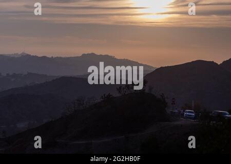 Blick vom berühmten Griffith Observatory Museum auf die Hollywood Hills in Los Angeles, Kalifornien, USA Stockfoto