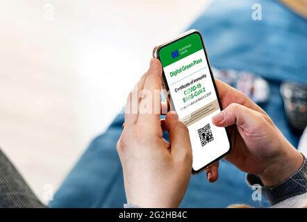 Frau mit einem Smartphone mit digitalem Covid-19-Zertifikat auf dem Bildschirm. Mit dem Digital Green Pass können Sie innerhalb der Europäischen Union ohne den reisen Stockfoto