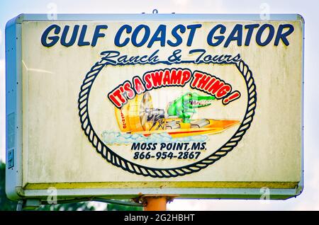 Das Gulf Coast Gator Ranch and Tours Schild zeigt einen Alligator, der am 9. Juni 2021 in Moss Point, Mississippi, ein Luftschiff fährt. Stockfoto