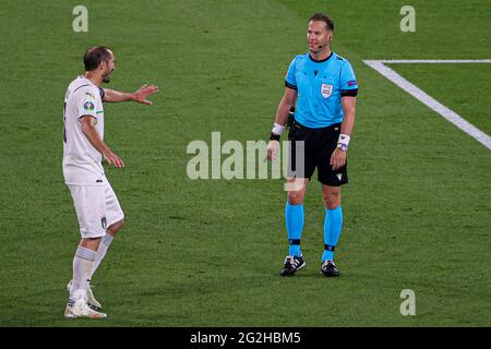 ROM, ITALIEN - 11. JUNI: Giorgio Chiellini aus Italien, Schiedsrichter Danny Makkelie während der UEFA Euro 2020 Gruppe EIN Spiel zwischen der Türkei und Italien im Stadio Olympico am 11. Juni 2021 in Rom, Italien (Foto von /Orange Picics) Credit: Orange Pics BV/Alamy Live News Stockfoto