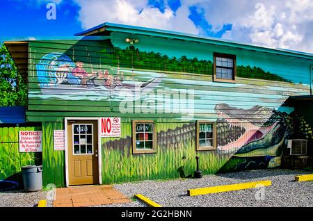 Das Gebäude der Gulf Coast Gator Ranch and Tours zeigt ein Wandgemälde mit Alligatoren, 9. Juni 2021, in Moss Point, Mississippi. Stockfoto