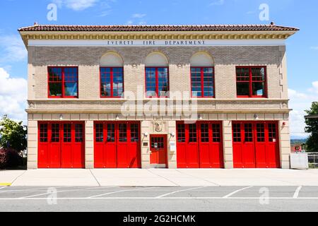 Everett, WA, USA - 07. Juni 2021; historische Everett Fire Station Nr. 2 auf der Oakes Avenue. Erbaut in einem klassischen Revival-Stil, jetzt ein Trainingsgebäude Stockfoto