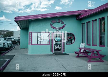 Mr. D'z ist ein berühmtes Restaurant am Straßenrand auf dem historischen Highway Route 66, Kingman Arizona, USA Stockfoto