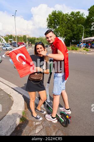 Türkische Fans im Olympiastadion von Rom vor dem Spiel TÜRKEI - ITALIEN Fußball-Europameisterschaften 2020, 2021 Saison 2020/2021 ROM, ITALIEN, 11. JUNI 2021. © Peter Schatz / Alamy Live News Stockfoto