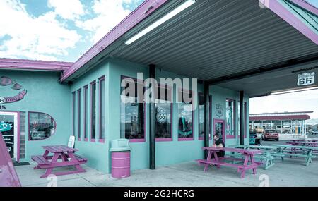 Mr. D'z ist ein berühmtes Restaurant am Straßenrand auf dem historischen Highway Route 66, Kingman Arizona, USA Stockfoto