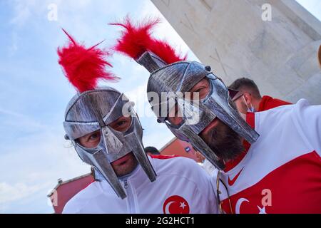 Türkische Fans im Olympiastadion von Rom vor dem Spiel TÜRKEI - ITALIEN Fußball-Europameisterschaften 2020, 2021 Saison 2020/2021 ROM, ITALIEN, 11. JUNI 2021. © Peter Schatz / Alamy Live News Stockfoto