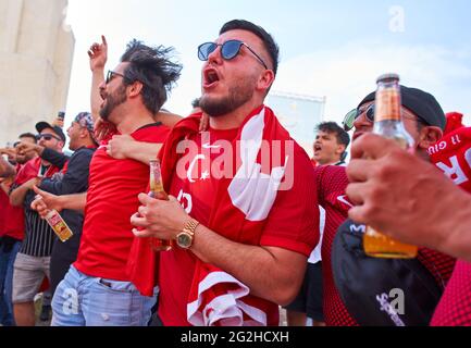 Türkische Fans im Olympiastadion von Rom vor dem Spiel TÜRKEI - ITALIEN Fußball-Europameisterschaften 2020, 2021 Saison 2020/2021 ROM, ITALIEN, 11. JUNI 2021. © Peter Schatz / Alamy Live News Stockfoto