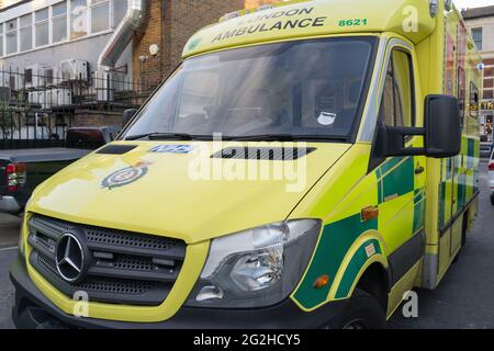 Vorderansicht der Londoner Krankenwagen Rapid Response Fahrzeuge, Benz, England, Großbritannien Stockfoto
