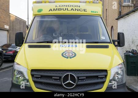 Vorderansicht von London Ambulance, Benz, England, Großbritannien Stockfoto