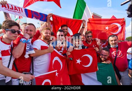 Türkische Fans im Olympiastadion von Rom vor dem Spiel TÜRKEI - ITALIEN Fußball-Europameisterschaften 2020, 2021 Saison 2020/2021 ROM, ITALIEN, 11. JUNI 2021. © Peter Schatz / Alamy Live News Stockfoto