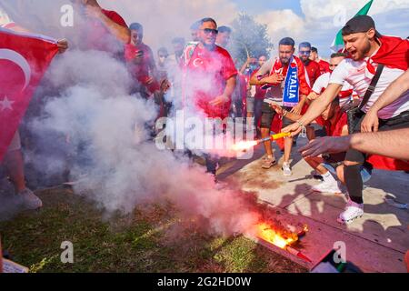 Türkische Fans im Olympiastadion von Rom vor dem Spiel TÜRKEI - ITALIEN Fußball-Europameisterschaften 2020, 2021 Saison 2020/2021 ROM, ITALIEN, 11. JUNI 2021. © Peter Schatz / Alamy Live News Stockfoto