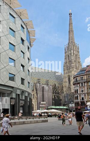 Wien, Österreich - 12. Juli 2015: Touristen und Einheimische, die am Stephansplatz mit dem Wahrzeichen des Stephansdom spazieren, genießen einen sonnigen Tag Stockfoto