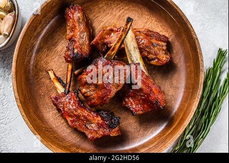 BBQ gegrilltes Lammfleisch kurze Spare Lende Rippchen. Weißer Hintergrund. Draufsicht Stockfoto