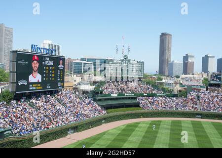 Chicago, Illinois, USA. Juni 2021. Wrigley Field, Heimstadion der Chicago Cubs, hatte nach mehr als einem Jahr der Covid-19-Einschränkungen wieder ein volles Stadion. Chicago war die erste große Stadt in den Vereinigten Staaten, die sich vollständig öffnete und keine sozialen Distanzierungsmandate oder Kapazitätsbeschränkungen für Unternehmen und gesellschaftliche Zusammenkünfte ausmachte. Verkäufer, die Cubs-Waren verkauften, waren glücklich, die Menge zu sehen. Die Cubs spielten vor einer begeisterten Menge gegen die St. Louis Cardinals. Quelle: Karen I. Hirsch/ZUMA Wire/Alamy Live News Stockfoto