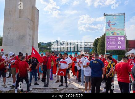 Rom, Italien. Juni 2021. Türkische Fans im Olympiastadion von Rom vor dem Spiel TÜRKEI - ITALIEN Fußball-Europameisterschaften 2020, 2021 Saison 2020/2021 ROM, ITALIEN, 11. JUNI 2021. Quelle: Peter Schatz/Alamy Live News Stockfoto