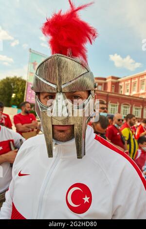 Rom, Italien. Juni 2021. Türkische Fans im Olympiastadion von Rom vor dem Spiel TÜRKEI - ITALIEN Fußball-Europameisterschaften 2020, 2021 Saison 2020/2021 ROM, ITALIEN, 11. JUNI 2021. Quelle: Peter Schatz/Alamy Live News Stockfoto