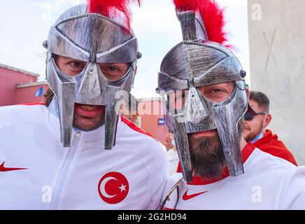 Rom, Italien. Juni 2021. Türkische Fans im Olympiastadion von Rom vor dem Spiel TÜRKEI - ITALIEN Fußball-Europameisterschaften 2020, 2021 Saison 2020/2021 ROM, ITALIEN, 11. JUNI 2021. Quelle: Peter Schatz/Alamy Live News Stockfoto