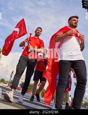 Rom, Italien. Juni 2021. Türkische Fans im Olympiastadion von Rom vor dem Spiel TÜRKEI - ITALIEN Fußball-Europameisterschaften 2020, 2021 Saison 2020/2021 ROM, ITALIEN, 11. JUNI 2021. Quelle: Peter Schatz/Alamy Live News Stockfoto