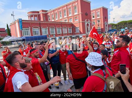 Rom, Italien. Juni 2021. Türkische Fans im Olympiastadion von Rom vor dem Spiel TÜRKEI - ITALIEN Fußball-Europameisterschaften 2020, 2021 Saison 2020/2021 ROM, ITALIEN, 11. JUNI 2021. Quelle: Peter Schatz/Alamy Live News Stockfoto