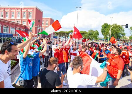 Rom, Italien. Juni 2021. Türkische und italienische Fans im Olympiastadion von Rom vor dem Spiel TÜRKEI - ITALIEN Fußball-Europameisterschaften 2020, 2021 Saison 2020/2021 ROM, ITALIEN, 11. JUNI 2021. Quelle: Peter Schatz/Alamy Live News Stockfoto