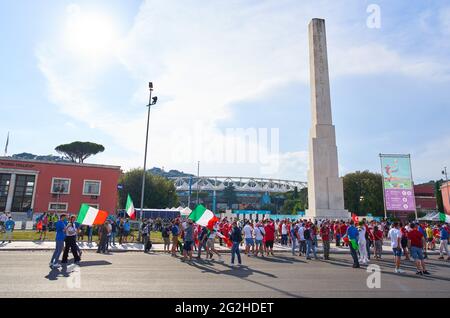 Rom, Italien. Juni 2021. Türkische und italienische Fans im Olympiastadion von Rom vor dem Spiel TÜRKEI - ITALIEN Fußball-Europameisterschaften 2020, 2021 Saison 2020/2021 ROM, ITALIEN, 11. JUNI 2021. Quelle: Peter Schatz/Alamy Live News Stockfoto