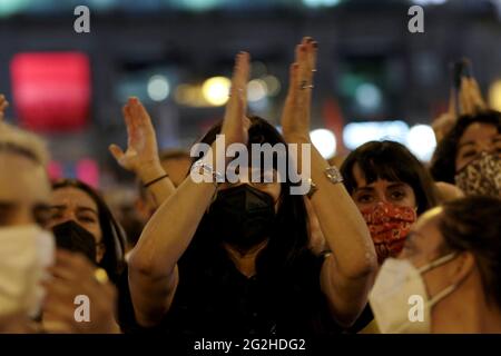 Madrid, Spanien; 11.06.2021.- feministische Demonstration gegen die Frauenmorde, die stattgefunden haben, und Forderung nach Gerechtigkeit für die Opfer an der Puerta del Sol de Madrid. Mit Slogans wie 'Hier sind wir die Feministinnen' und 'Sie sind nicht tot, sie wurden ermordet'. 38 Feminizide im Jahr 2021 in Spanien. Die jüngsten von 11.06.2021 sind: Olivias Vater, Tomás Gimeno, 37, spanischer Nationalität, hat seine Töchter entführt, Olivia, sechs, und Anna, drei, am 27. April. Olivias Leiche wurde am Donnerstag, den 10. Juni, auf dem Meeresboden gefunden. Ihr Fall wurde als Kinderfemizid eingestuft. Rocío Caíz, 17, wurde von ihr getötet Stockfoto