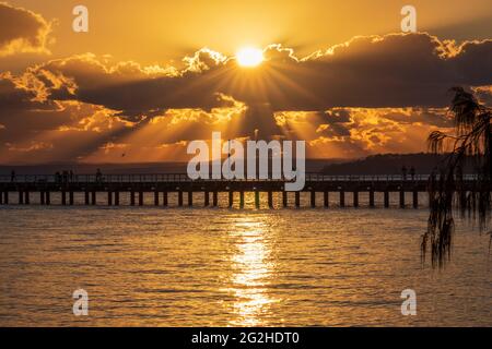 Goldener Sonnenaufgang über dem Urangan Pier Stockfoto