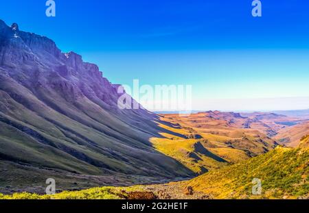 Grün in der Sani Pass unter blauem Himmel in der Nähe von Lesotho Südafrika Grenze in der Nähe von Kzn und Midlands meander Stockfoto