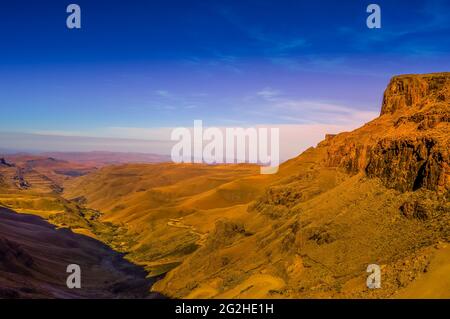 Grün in der Sani Pass unter blauem Himmel in der Nähe von Lesotho Südafrika Grenze in der Nähe von Kzn und Midlands meander Stockfoto