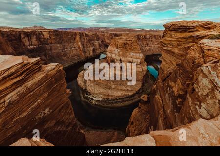 Horseshoe Bend, Colorado River, Arizona, USA am frühen Morgen bei Sonnenaufgang Stockfoto