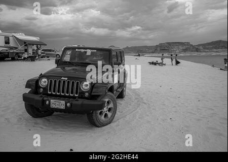 Wrangler Jeep Parkplatz in der Nähe von Lake Powell, Utah, USA Stockfoto