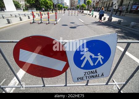 Bukarest, Rumänien - 08. Juni 2021: Zaun mit Schildern, die den Autoverkehr auf der Calea Victoriei verbieten. Mehrere Straßen sind für den Autoverkehr gesperrt und offen für Stockfoto