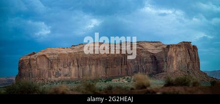 Die einzigartige Landschaft von Monument Valley, Utah, USA bei Sonnenuntergang am Abend. Sentinel Mesa Stockfoto