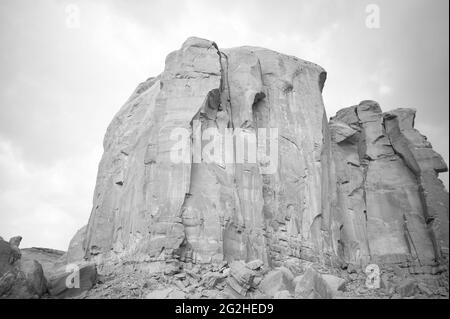 Klassische Ansicht des Monument Valley in der Nähe des Butte the Cube. Monument Valley Navajo Tribal Park, Utah und Arizona, USA Stockfoto