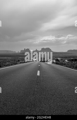 Spektakuläre Aussicht auf das Monument Valley vom berühmten Forrest Gump Point (Mexican hat, US-163), Utah, USA. Es ist die Szene im Film, in der Forrest endlich aufhört, nachdem er einige Jahre lang täglich gelaufen ist. Stockfoto