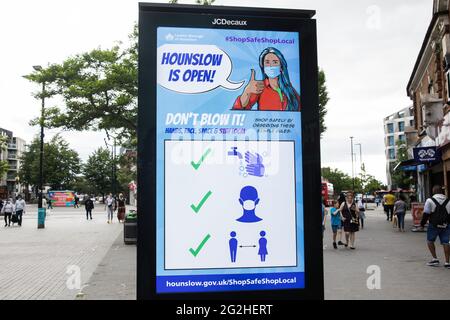 Hounslow, Großbritannien. Juni 2021. Eine öffentliche Informationsanzeige des Londoner Stadtbezirks Hounslow Covid-19 fordert die Bewohner dazu auf, angesichts der zunehmenden Besorgnis über die Ausbreitung der Delta-Variante den Sicherheitsleitskungen zu folgen. Hounslow wurde als Hotspot für die erstmals in Indien identifizierte Delta-Variante identifiziert und sowohl Surge-Tests als auch verstärkte Impfungen wurden als Gegenmaßnahmen eingeführt. Kredit: Mark Kerrison/Alamy Live Nachrichten Stockfoto