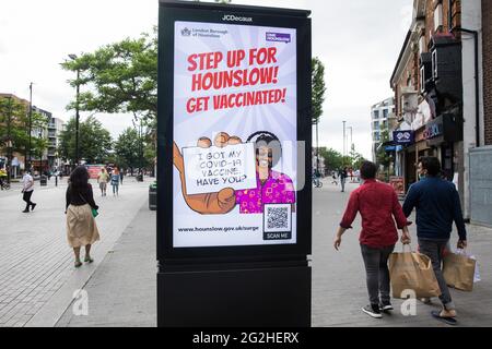 Hounslow, Großbritannien. Juni 2021. Eine öffentliche Informationsanzeige des Londoner Stadtbezirks Hounslow Covid-19 fordert die Bewohner auf, sich impfen zu lassen, angesichts der wachsenden Besorgnis über die Ausbreitung der Delta-Variante. Hounslow wurde als Hotspot für die erstmals in Indien identifizierte Delta-Variante identifiziert und sowohl Surge-Tests als auch verstärkte Impfungen wurden als Gegenmaßnahmen eingeführt. Kredit: Mark Kerrison/Alamy Live Nachrichten Stockfoto